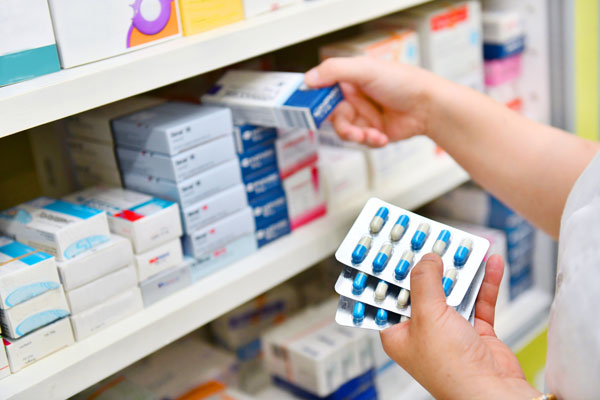 Pharmacist dispensing tablets